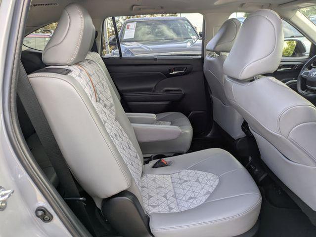 Photo of 2022 Cement Toyota Highlander Hybrid