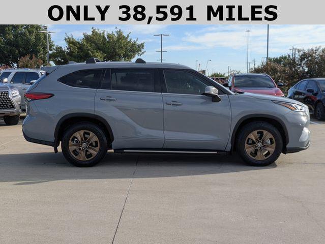 Photo of 2022 Cement Toyota Highlander Hybrid