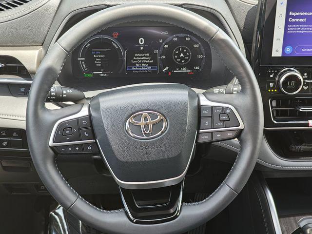 Photo of 2024 Moon Dust Toyota Highlander Hybrid