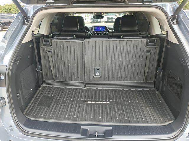 Photo of 2024 Moon Dust Toyota Highlander Hybrid