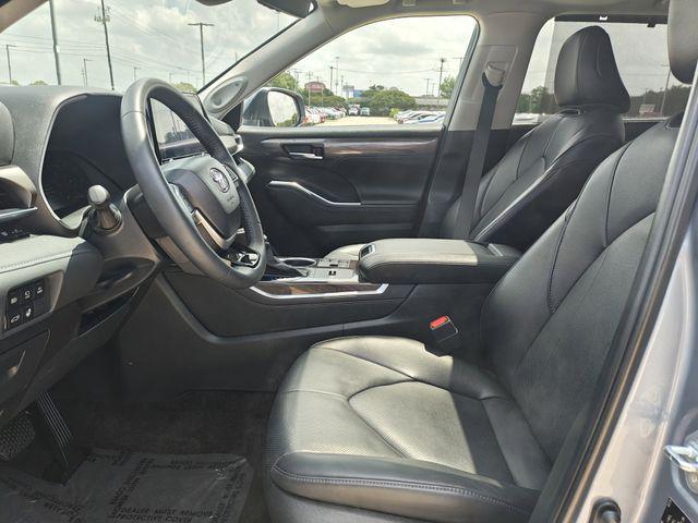 Photo of 2024 Moon Dust Toyota Highlander Hybrid