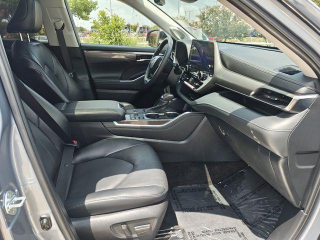 Photo of 2024 Moon Dust Toyota Highlander Hybrid
