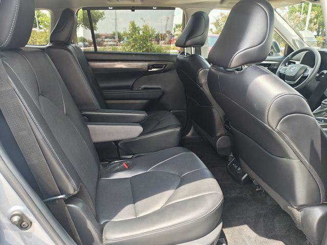 Photo of 2024 Moon Dust Toyota Highlander Hybrid