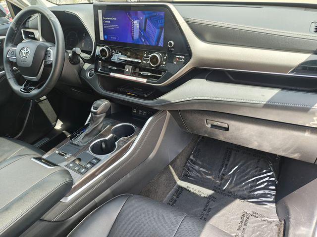 Photo of 2024 Moon Dust Toyota Highlander Hybrid