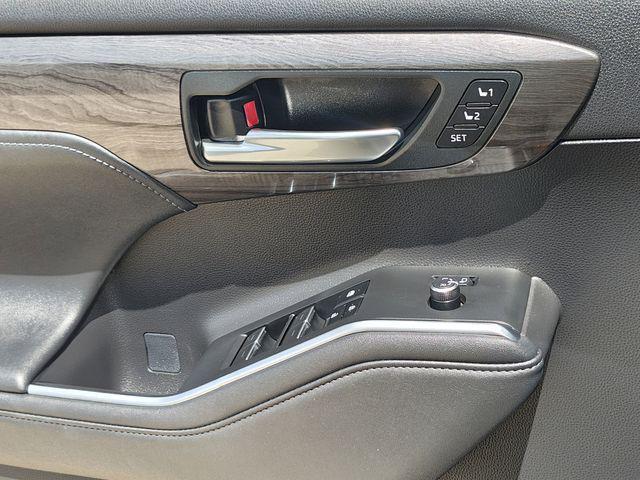 Photo of 2024 Moon Dust Toyota Highlander Hybrid