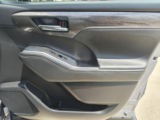 Photo of 2024 Moon Dust Toyota Highlander Hybrid