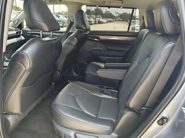 Photo of 2024 Moon Dust Toyota Highlander Hybrid