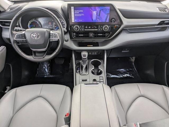 Photo of 2023 Celestial Silver Toyota Highlander Hybrid