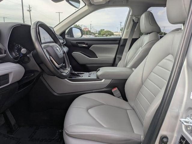 Photo of 2023 Celestial Silver Toyota Highlander Hybrid
