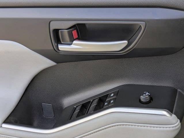 Photo of 2023 Celestial Silver Toyota Highlander Hybrid