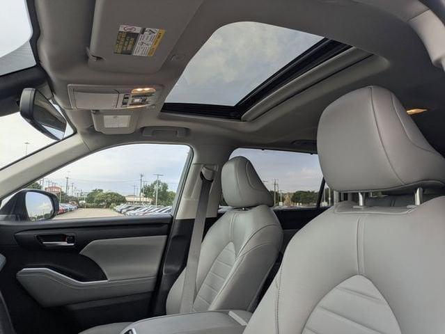 Photo of 2023 Celestial Silver Toyota Highlander Hybrid