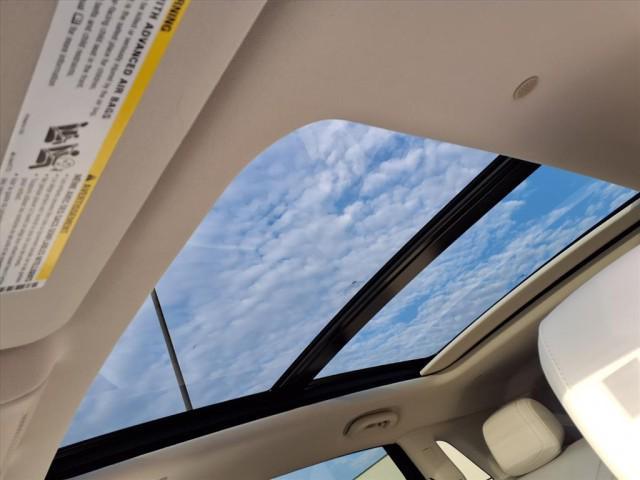 Photo of 2025 Crystal White Tricoat Cadillac XT5