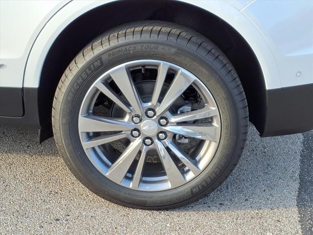 Photo of 2025 Crystal White Tricoat Cadillac XT5
