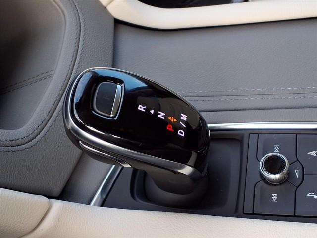 Photo of 2025 Crystal White Tricoat Cadillac XT5