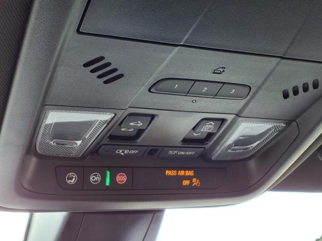 Photo of 2025 Crystal White Tricoat G1w Cadillac XT6