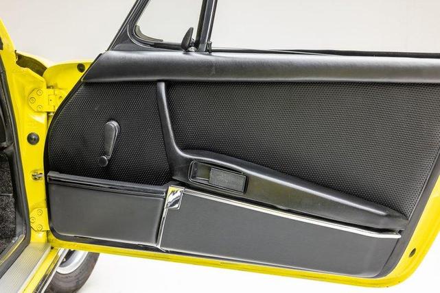 Photo of 1971 Light Yellow Porsche 911