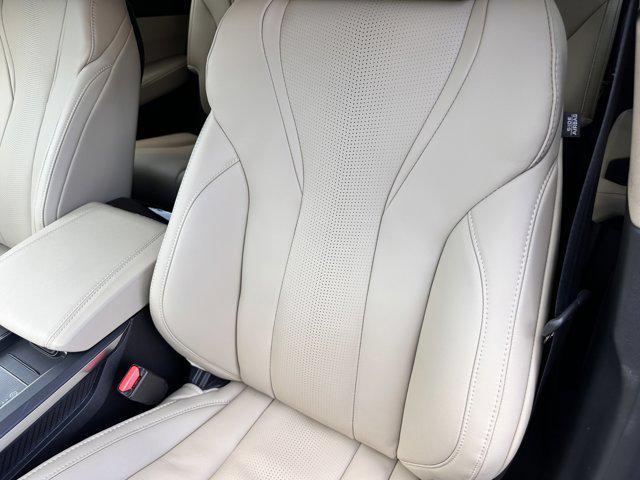Photo of 2025 Platinum White Pearl Acura MDX