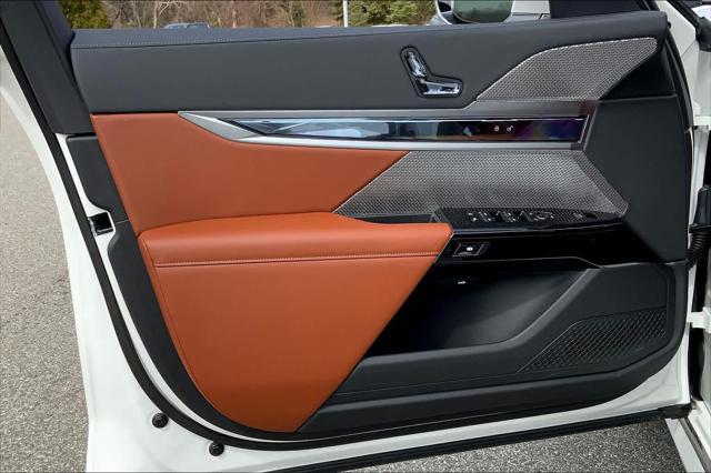 Photo of 2024 White BMW i7
