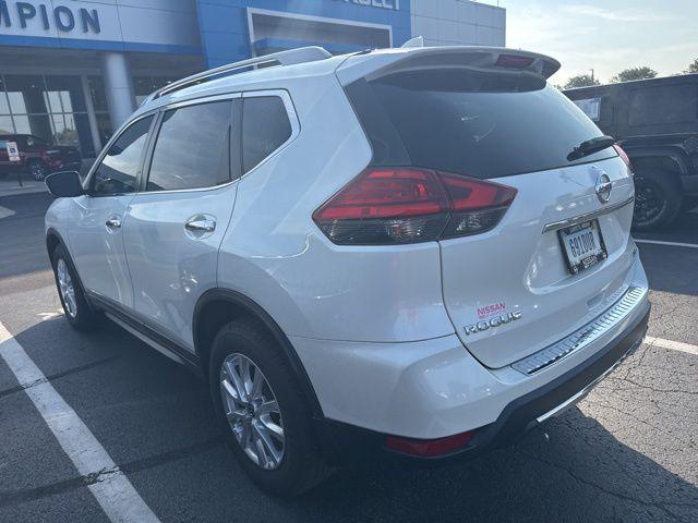 Photo of 2017 Pearl White Nissan Rogue