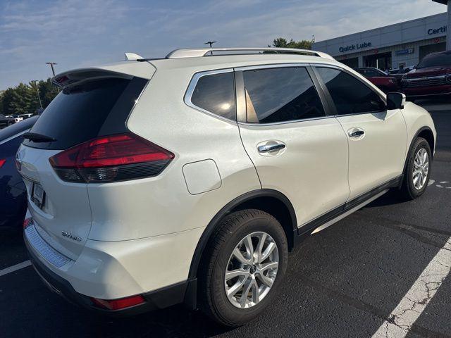 Photo of 2017 Pearl White Nissan Rogue