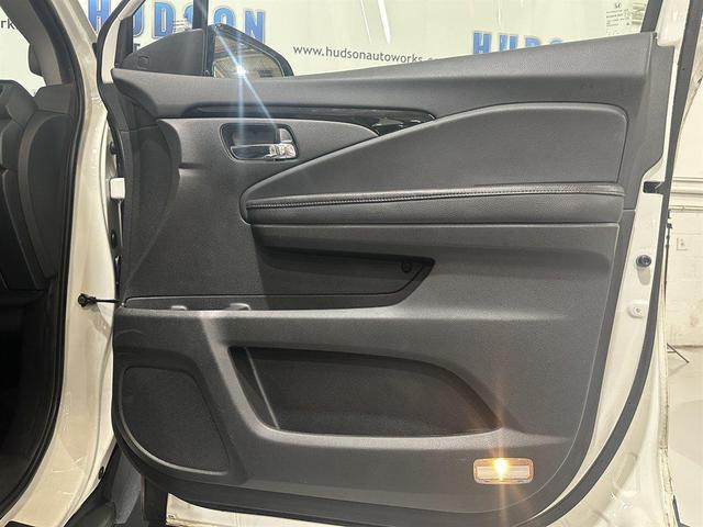 Photo of 2019 White Diamond Pearl Honda Pilot