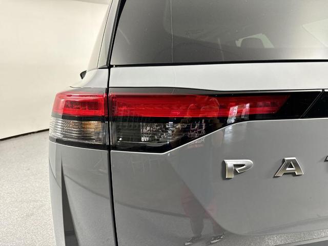 Photo of 2024 Boulder Gray Pe Nissan Pathfinder