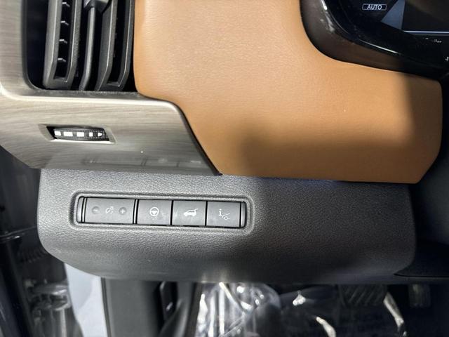 Photo of 2024 Boulder Gray Pe Nissan Pathfinder