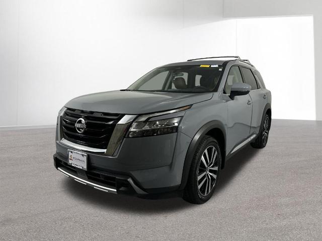 Photo of 2024 Boulder Gray Pe Nissan Pathfinder