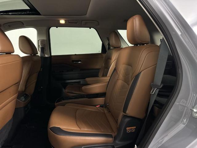 Photo of 2024 Boulder Gray Pe Nissan Pathfinder