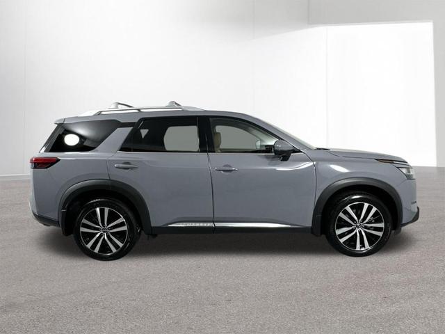 Photo of 2024 Boulder Gray Pe Nissan Pathfinder