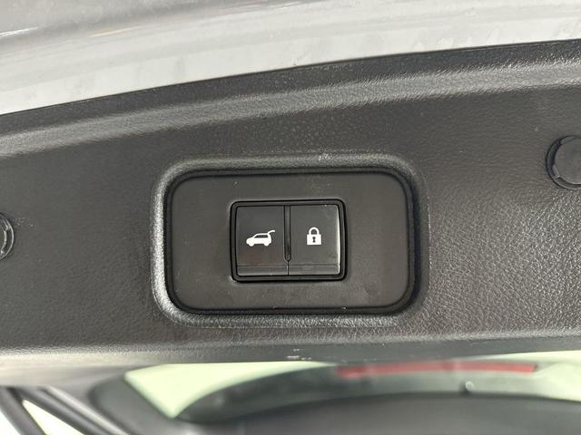 Photo of 2024 Boulder Gray Pe Nissan Pathfinder