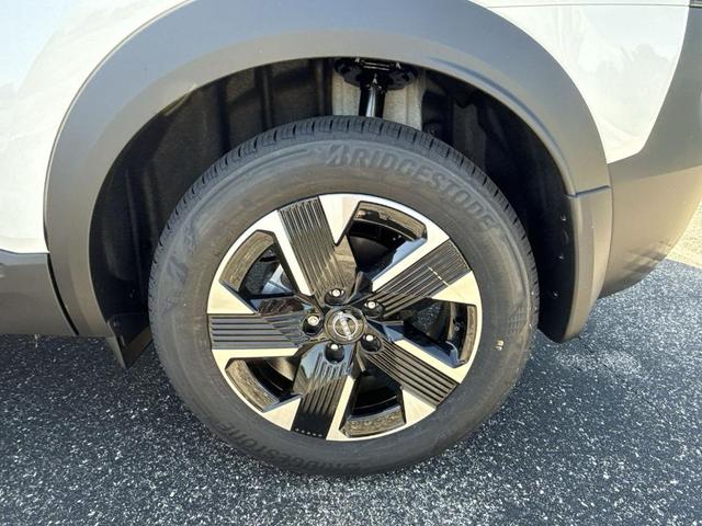 Photo of 2025 2t Wht Blk Roof Nissan Kicks