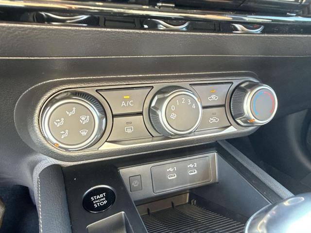 Photo of 2025 2t Wht Blk Roof Nissan Kicks