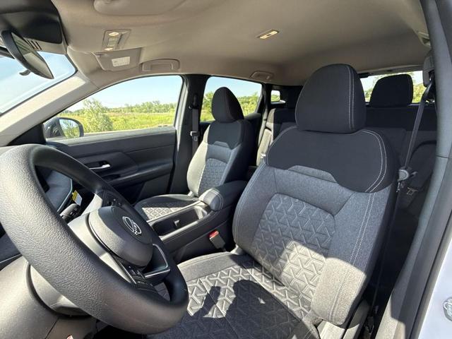 Photo of 2025 2t Wht Blk Roof Nissan Kicks