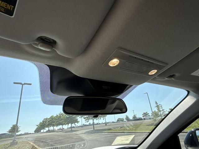 Photo of 2025 2t Wht Blk Roof Nissan Kicks