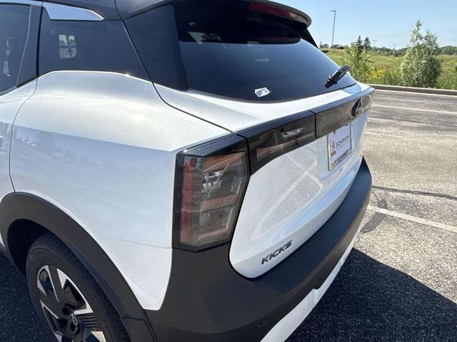 Photo of 2025 2t Wht Blk Roof Nissan Kicks