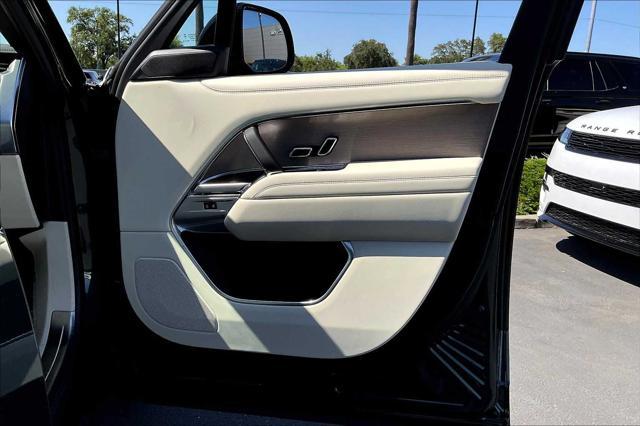 Photo of 2025 GREEN Land Rover Range Rover