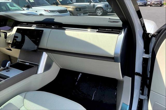 Photo of 2025 Fuji White Land Rover Range Rover