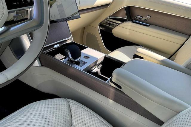 Photo of 2025 WHITE Land Rover Range Rover