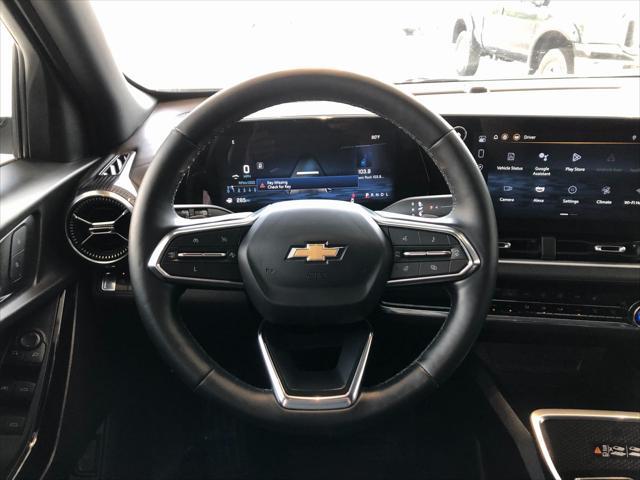 Photo of 2025 Summit White Chevrolet Equinox
