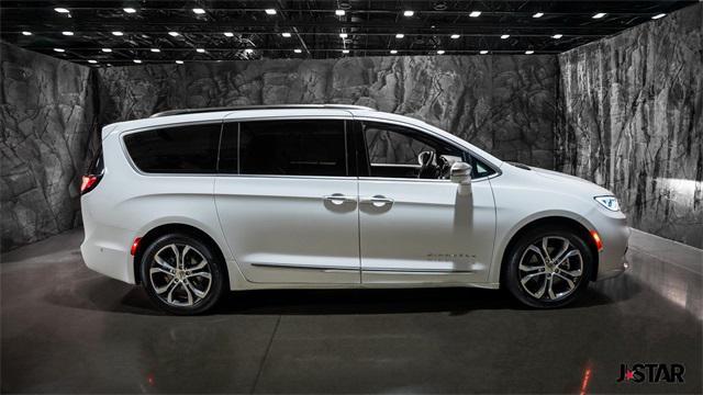 Photo of 2024 Bright White Clearcoat Chrysler Pacifica