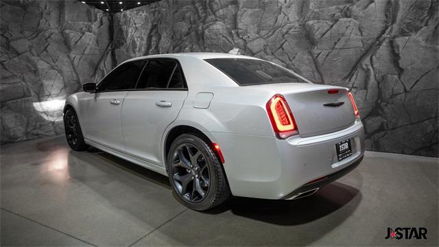 Photo of 2023 Silver Mist Clearcoat Chrysler 300