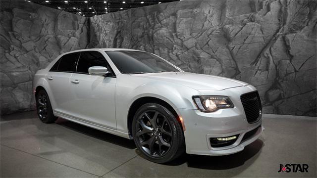 Photo of 2023 Silver Mist Clearcoat Chrysler 300