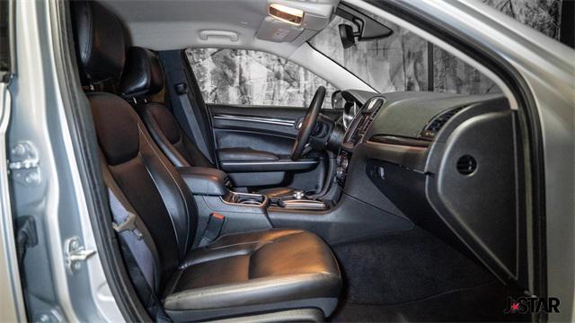 Photo of 2023 Silver Mist Clearcoat Chrysler 300