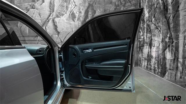 Photo of 2023 Silver Mist Clearcoat Chrysler 300