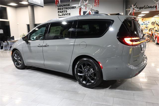 Photo of 2024 Ceramic Gray Clearcoat Chrysler Pacifica