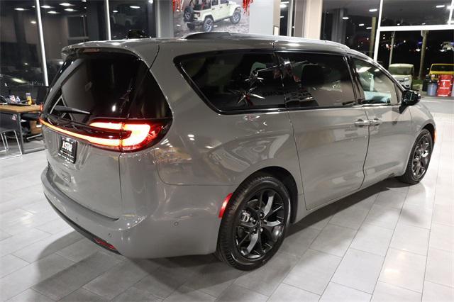 Photo of 2024 Ceramic Gray Clearcoat Chrysler Pacifica