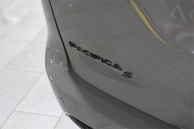 Photo of 2024 Ceramic Gray Clearcoat Chrysler Pacifica