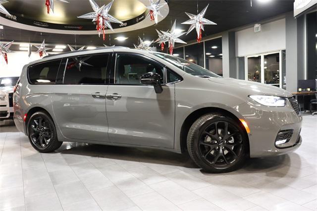Photo of 2024 Ceramic Gray Clearcoat Chrysler Pacifica