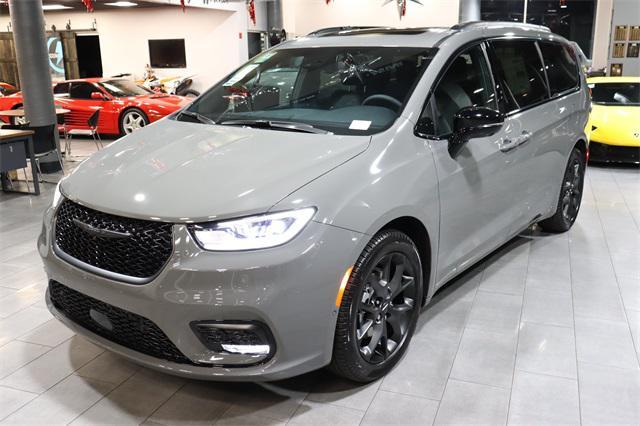 Photo of 2024 Ceramic Gray Clearcoat Chrysler Pacifica